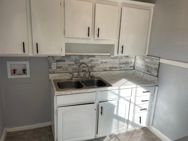 Building Photo - 3 Bed, 1 Bath, Central HVAC