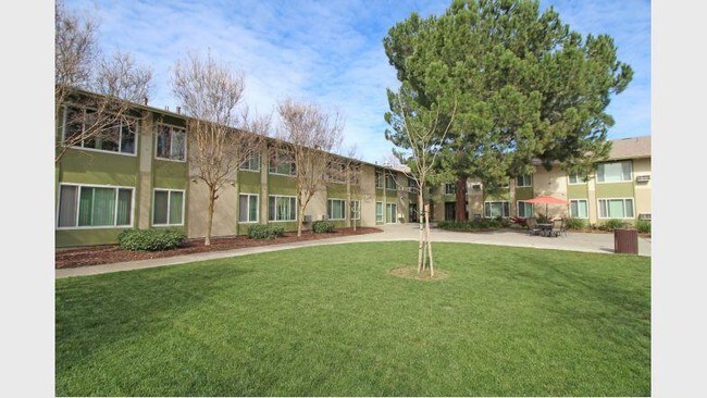 Foto del edificio - 7940 Brentwood Blvd