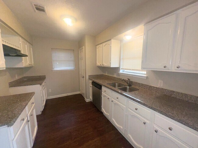 Foto del edificio - 3402 Almondwood Dr
