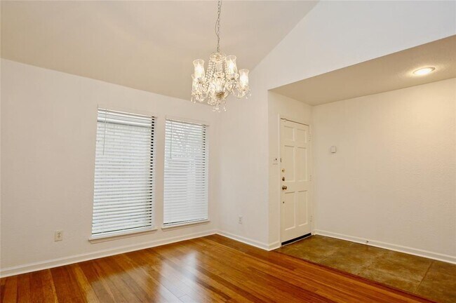 Foto del edificio - 13910 Briarhills Pkwy