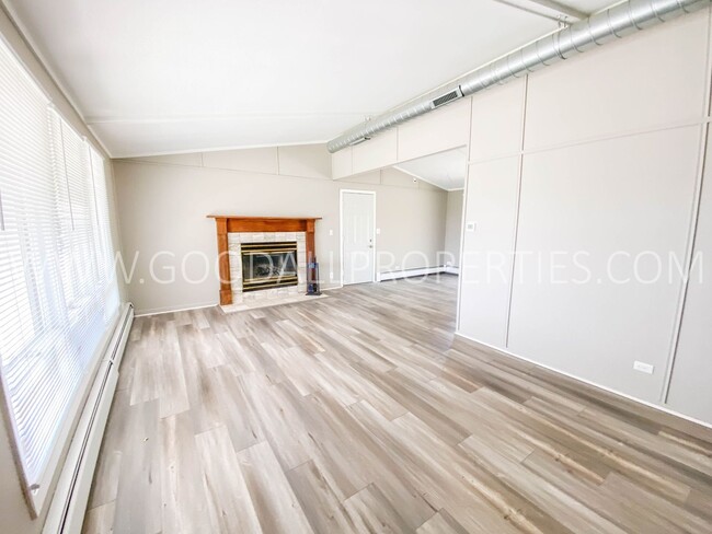 Building Photo - Short term lease available! 3 Bedroom 2 Ba...