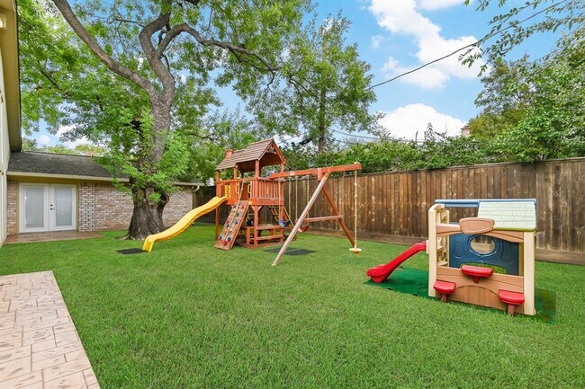 Foto del edificio - 8911 Birdwood Ct