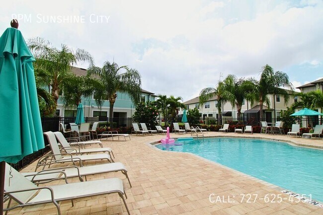 Foto del edificio - Modern Clearwater Townhome: Open Floor Pla...