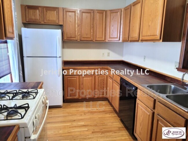 Building Photo - 1576 S Sherman St