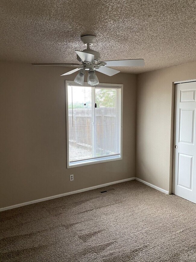 Foto del edificio - Fully fenced yard, 3 Bedroom, 1 bath home!
