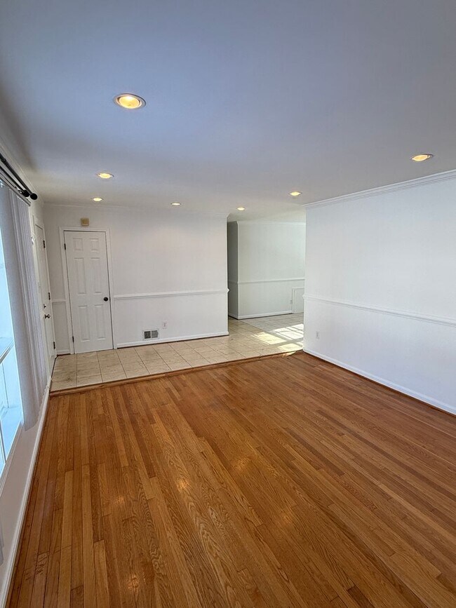 Foto del edificio - Beautiful 3BR Home with Garage, Finished Walk-Out Basement & Bonus Spaces- Beltsville, MD