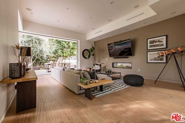 Foto del edificio - 736 N Orange Dr