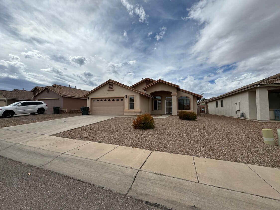 4BR/2BA/2CG, TESLA CHARGER 1765 sq.ft. ren... - 4BR/2BA/2CG, TESLA CHARGER 1765 sq.ft. ren...