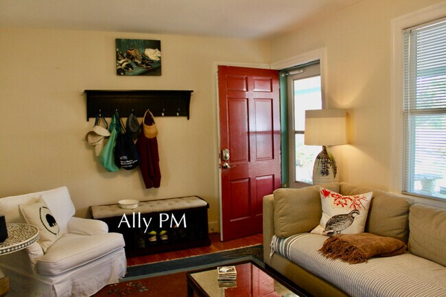 Foto del edificio - 210 Raymond Ave