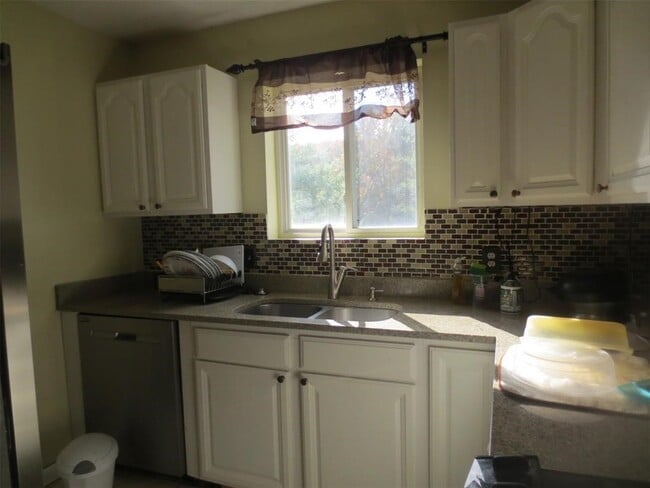 Building Photo - 823 Jennifer Ln