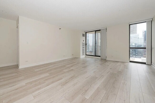 Foto del edificio - 70 W Huron St