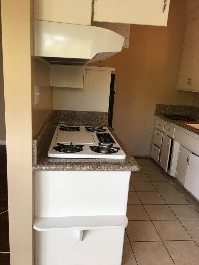 Kitchen - 438 Cedar Ave