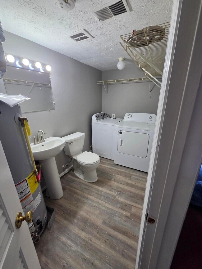 Foto del edificio - 3411 Sutherland Dr