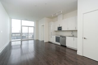 Building Photo - 460 Adelaide St E