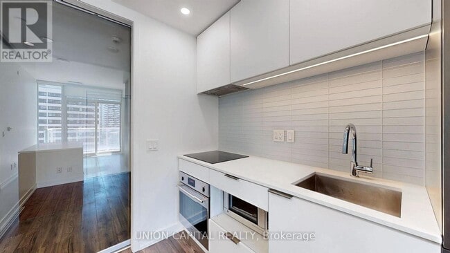 Building Photo - 33 Helendale Ave