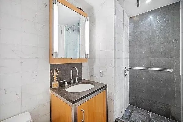Foto del edificio - 100 W 58th St