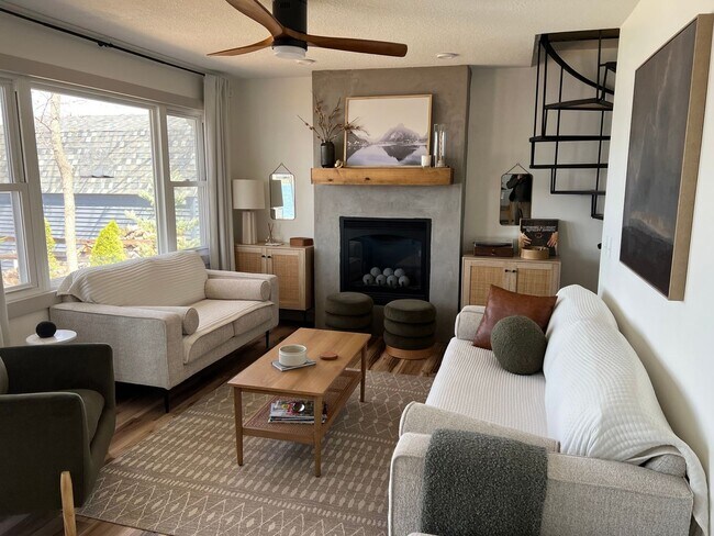 Foto del edificio - Charming 2BR+ Loft Lake House in Maple Lake