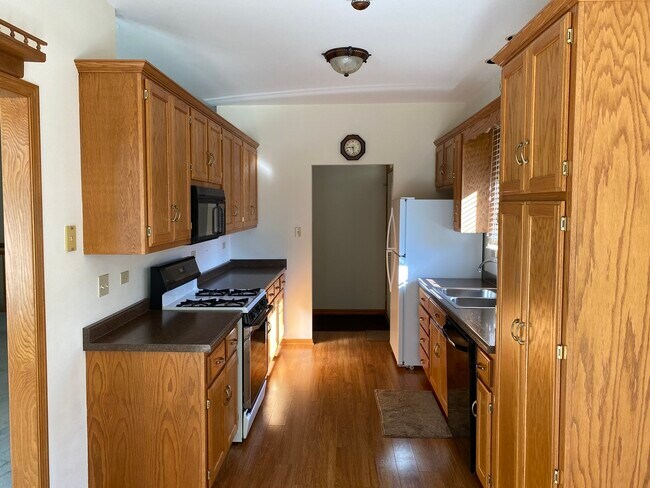 Building Photo - 23033 Bussey Dr