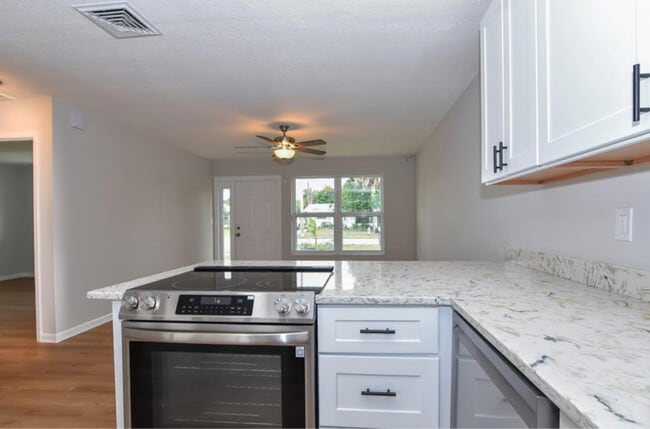 Building Photo - 423 SE Parkway Dr