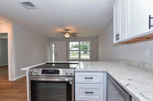 Foto del edificio - 423 SE Parkway Dr