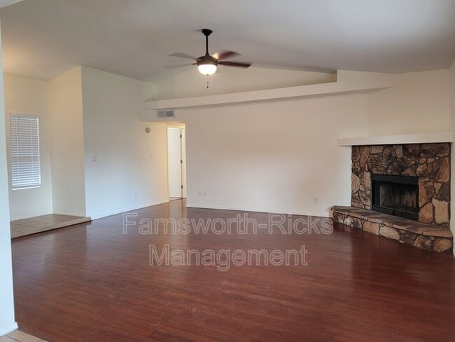 Building Photo - 5407 E Catalina Ave