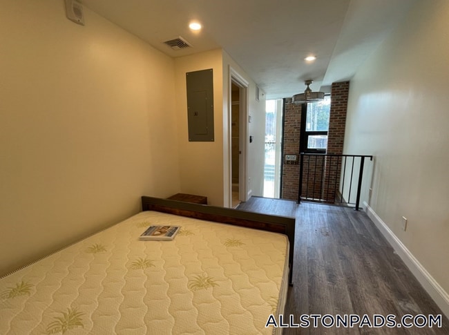 Building Photo - 1028a Commonwealth Ave