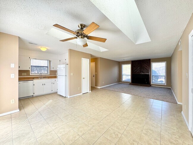 Foto del edificio - Holden Village Townhome Available - Newly Renovated