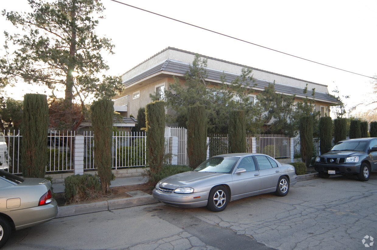 Building Photo - Pinecrest Apartments