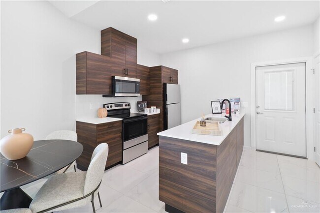 Foto del edificio - 606 Brito Ln