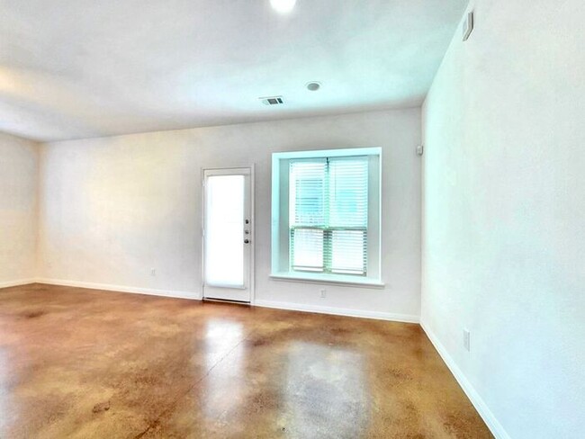 Building Photo - **Gorgeous 3 Bedroom 2 Bathroom Home in Au...
