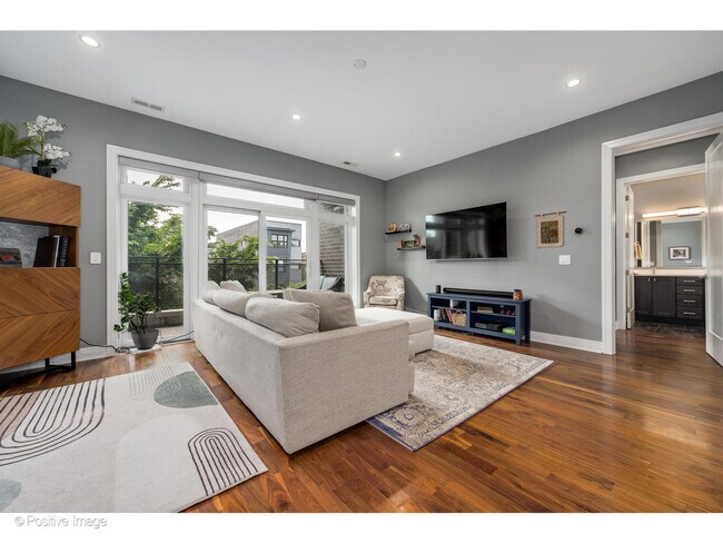 Foto del edificio - 2618 W Fullerton Ave