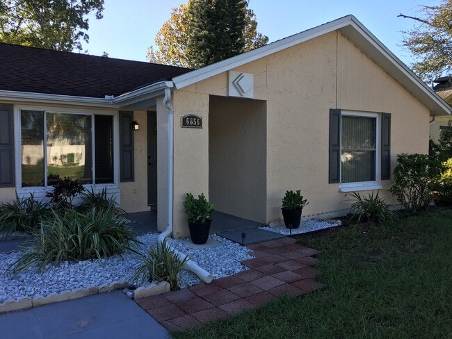 Building Photo - 6856 Larchmont Ave