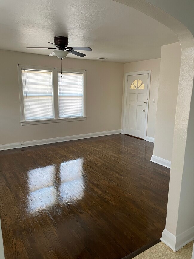 Living room - 544 N Broadway Street