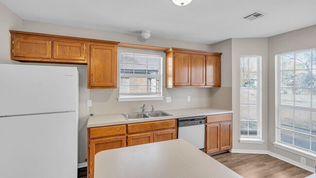 Building Photo - 3 Bed, 2 Bath in Tulsa - Available mid Oct...