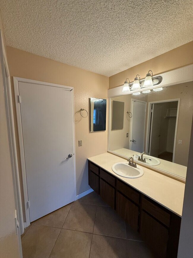 Foto del edificio - 2 Bed| 2 Bath | 967 SF | Single Story | Tenant pays $150 monthly for WS&G