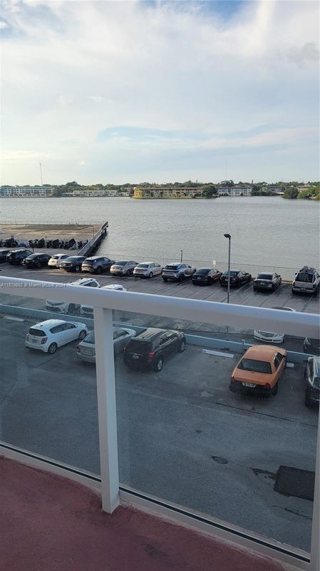 Foto del edificio - 1351 NE Miami Gardens Dr