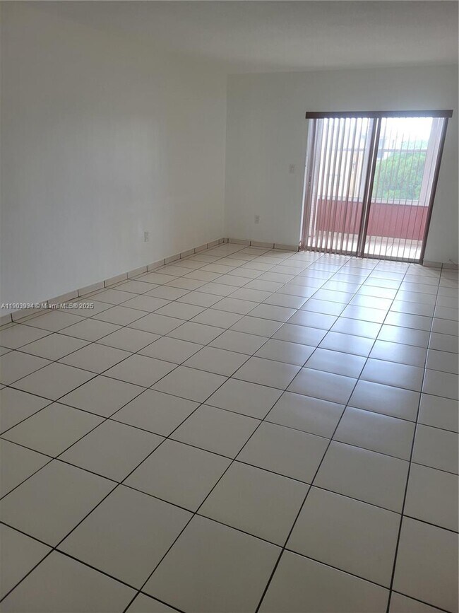 Foto del edificio - 120 Royal Palm Rd