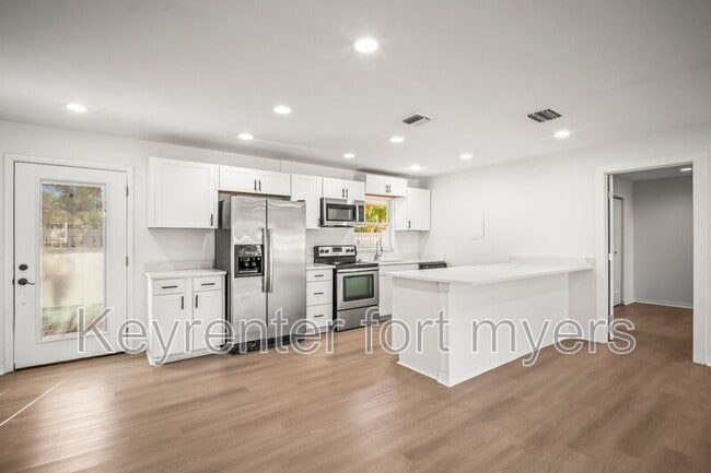 Foto del edificio - 4293 Island Cir