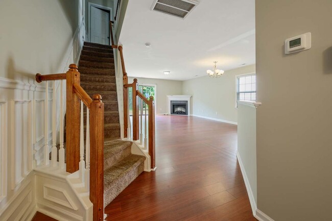 Foto del edificio - End Unit Townhome in Great Location!