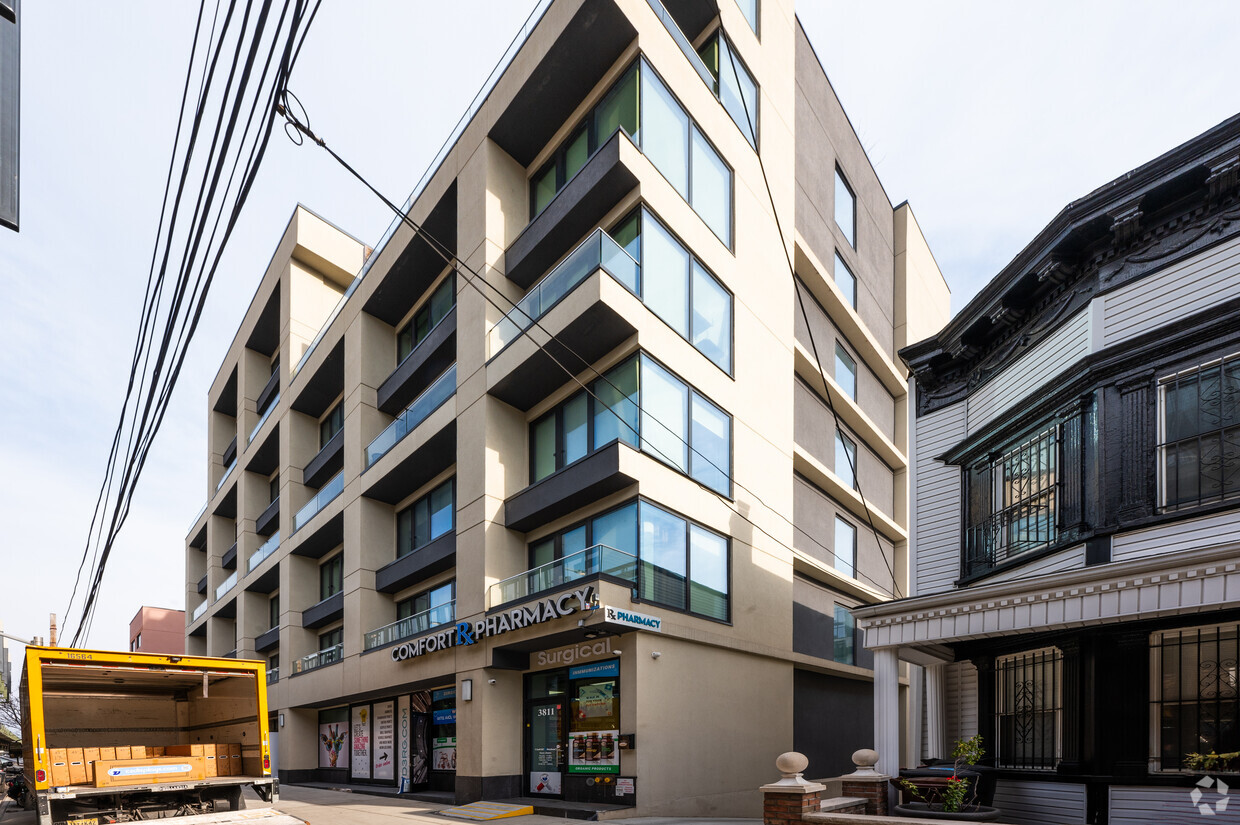 Building Photo - Line LIC