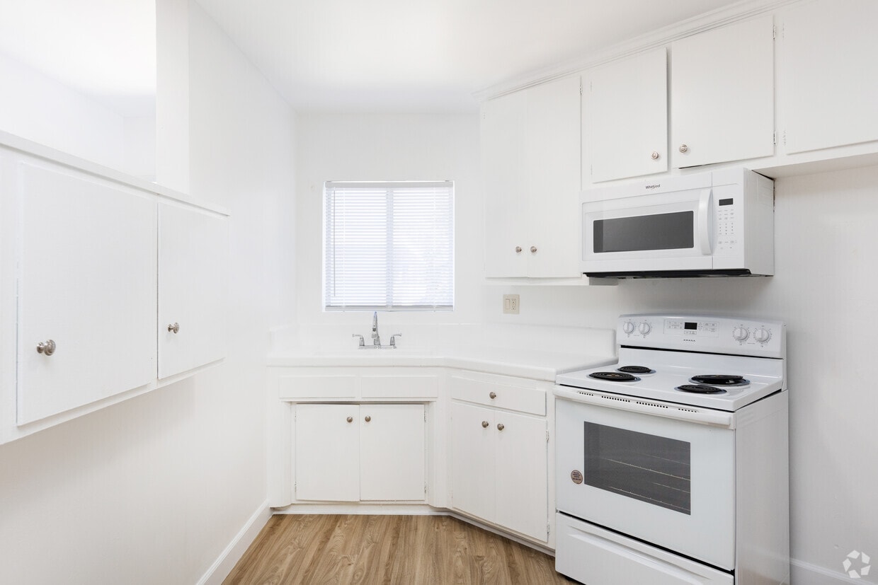 Primary Photo - Sungate Apartments