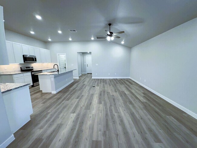 Building Photo - Brand New Stunning Home Located In Bell Fa...