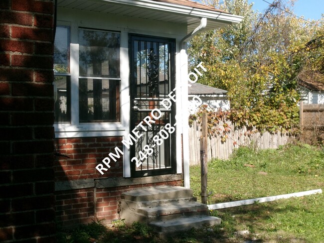 Foto del edificio - Great Brick Bungalow in Detroit