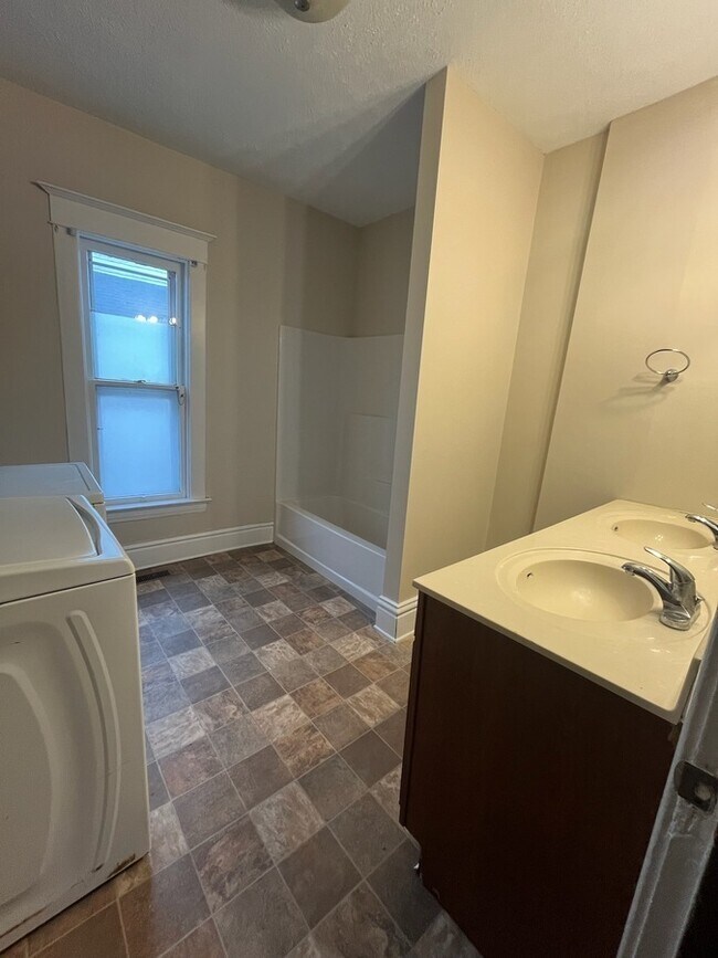 Foto del edificio - 154 Straight Ave SW