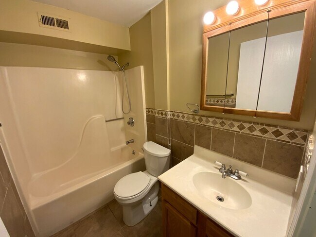 Building Photo - 3 Bedroom 1 Bathroom Apartment