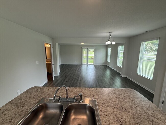 Building Photo - 3 Bedroom 2.5 Bathroom Townhome!