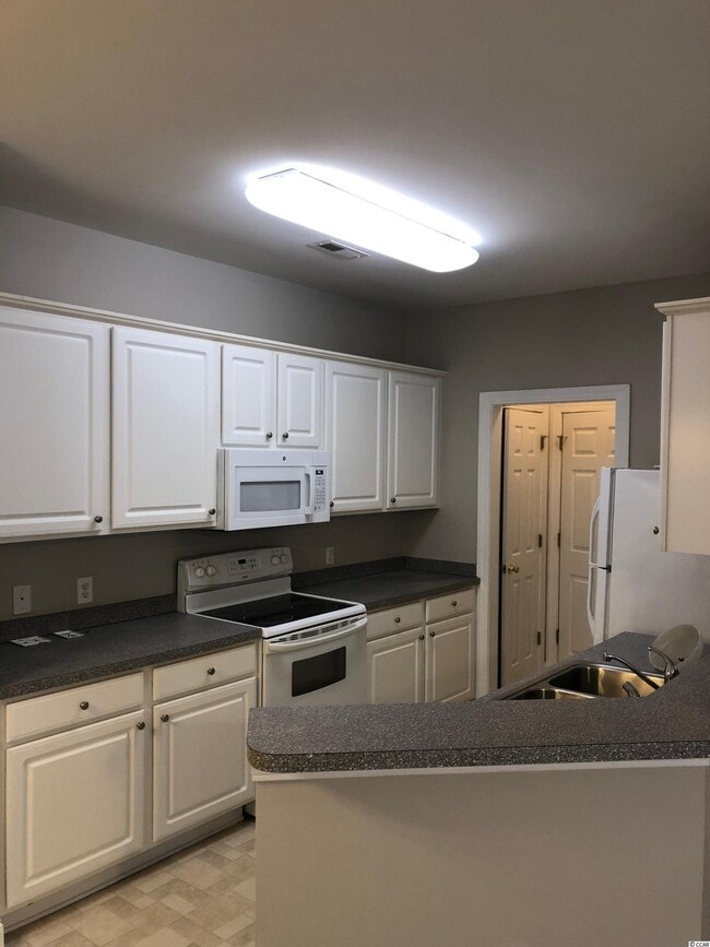 Building Photo - 2065 Silvercrest Dr