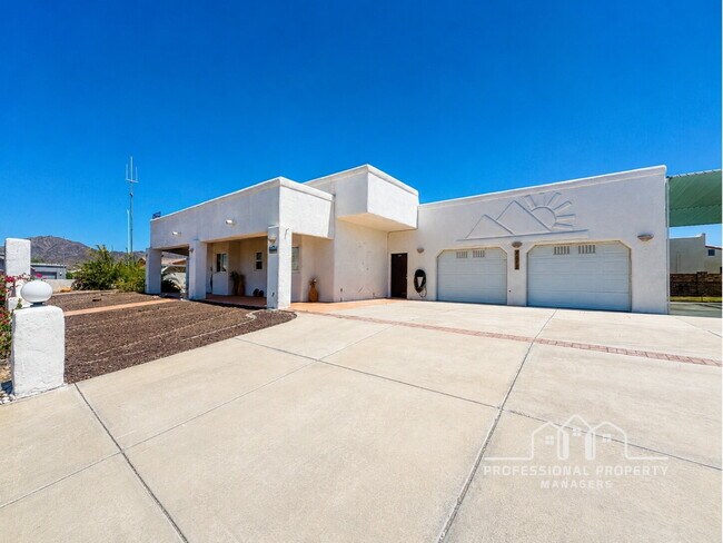 Foto del edificio - 3-bedroom, 3-bathroom home in Foothills Mobile Est