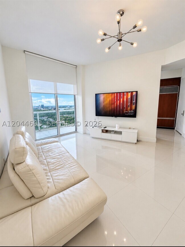 Building Photo - 16001 Collins Ave