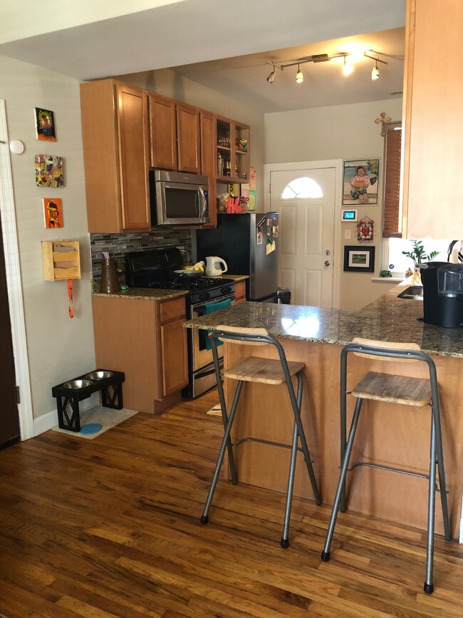 Foto del edificio - 2403 N Hamlin Ave